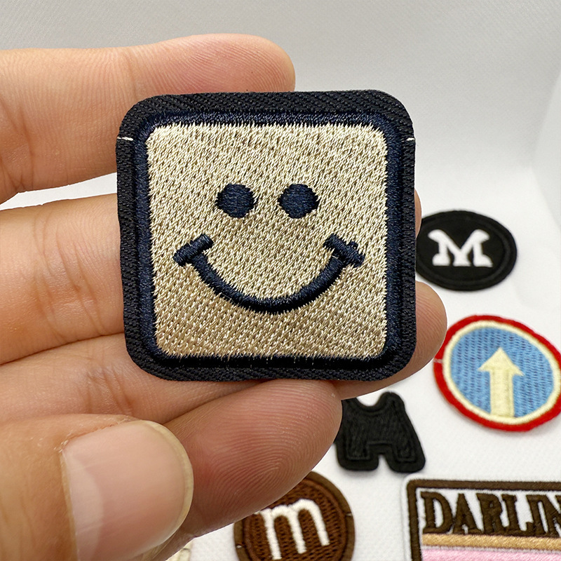 パーソナライズされた小さな丸い刺繍布ステッカー正方形パッチステッカー丸い M 正方形スマイリーフェイス商標ロゴ衣類アクセサリー|undefined