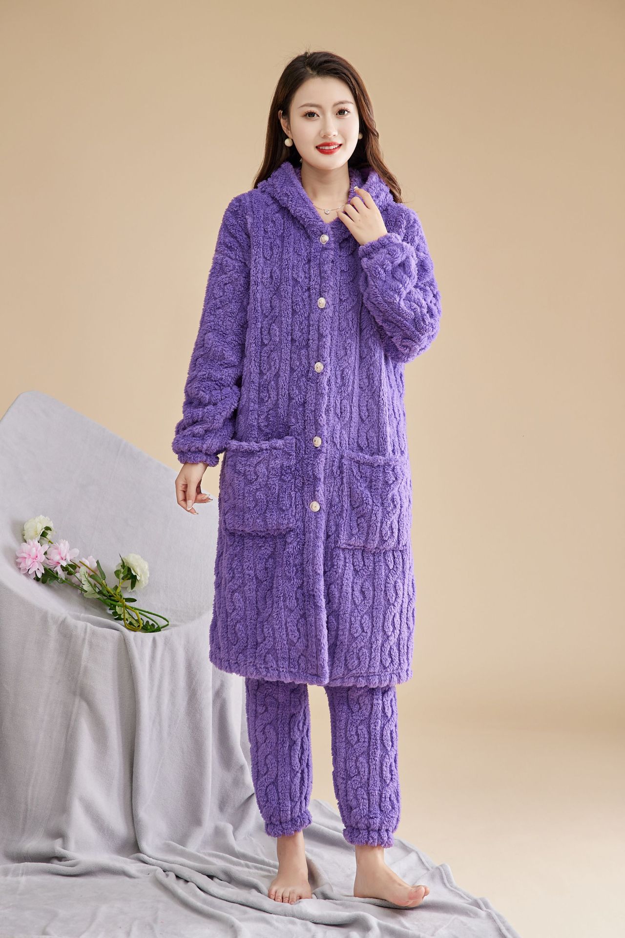 Las mujeres de invierno engrosada franela pijamas nuevo traje cálido desgaste del hogar se puede usar fuera de otoño e invierno de lana de coral pijamas al por mayor