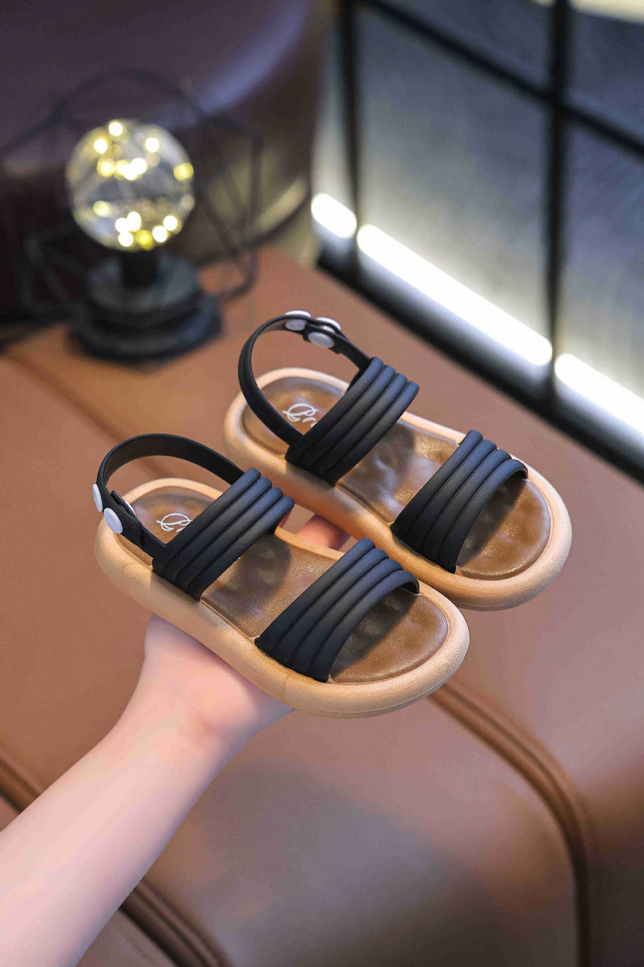 Niños sandalias de niñas de verano nuevo estilo de moda princesa coreana estudiantes lindas sandalias de aire exterior versátiles