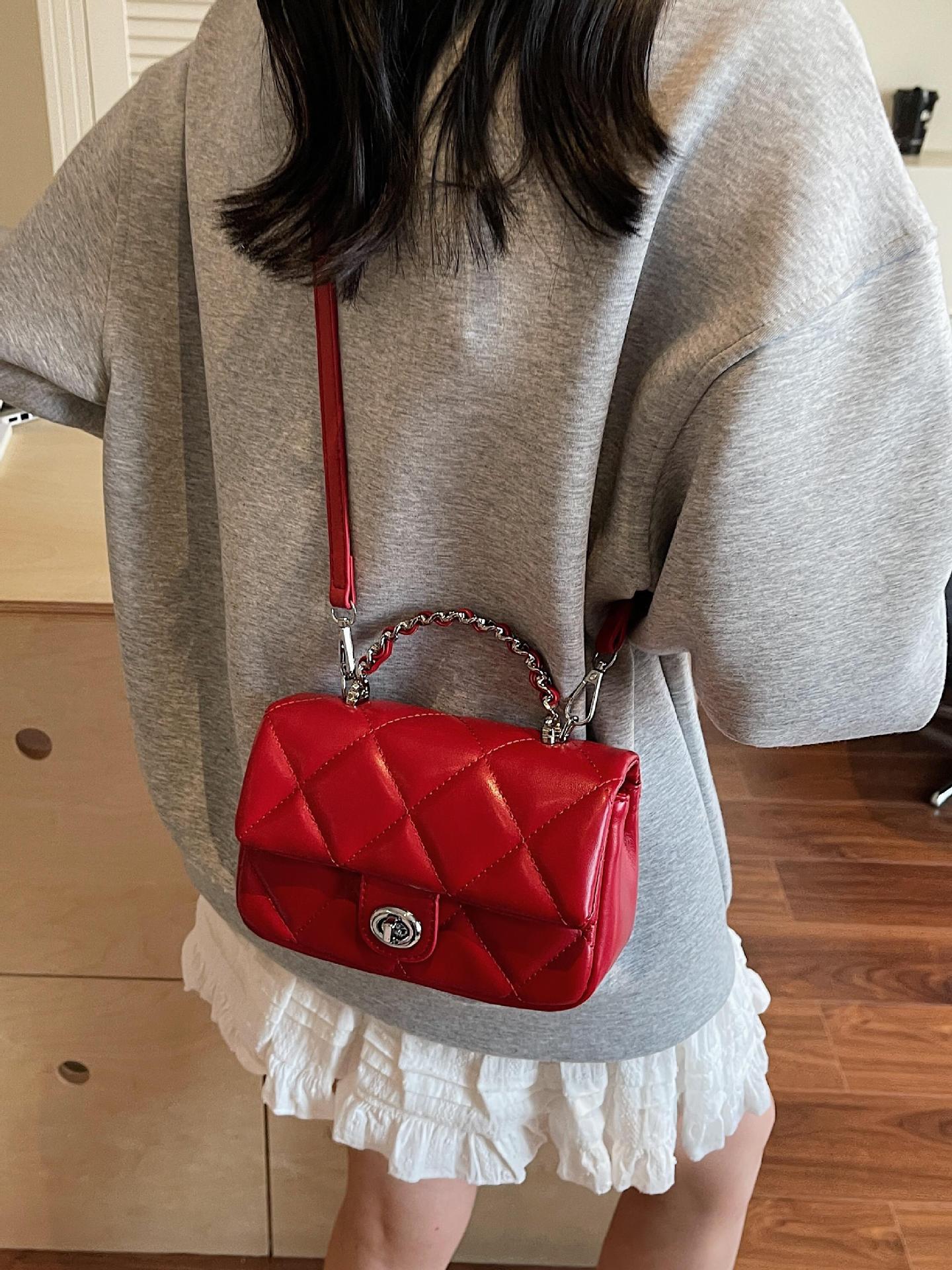 Este año, la popularidad de bordado de diamante es una pequeña bolsa de viento fragante para mujeres 2025, una nueva bolsa de mano universal, una bolsa de hombro.