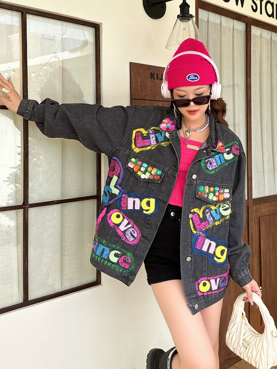 2023 Весна и осень Новый таиландский модный бренд с блестками буквы ручная роспись стирка джинсовое пальто Женская мода Чистая красная свободная