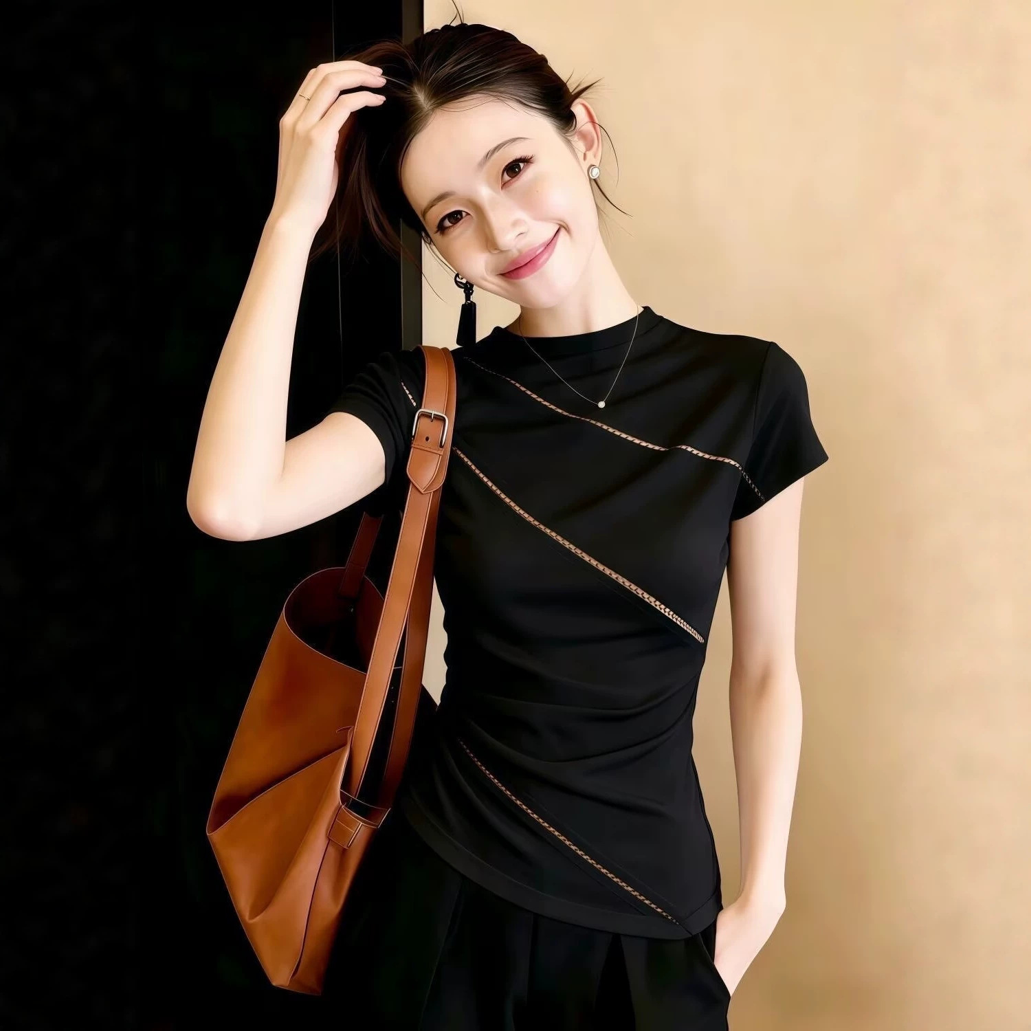 Áo thun nữ cổ tròn tay ngắn form thẳng vai thiết kế đơn giản — màu đen chi tiết 3