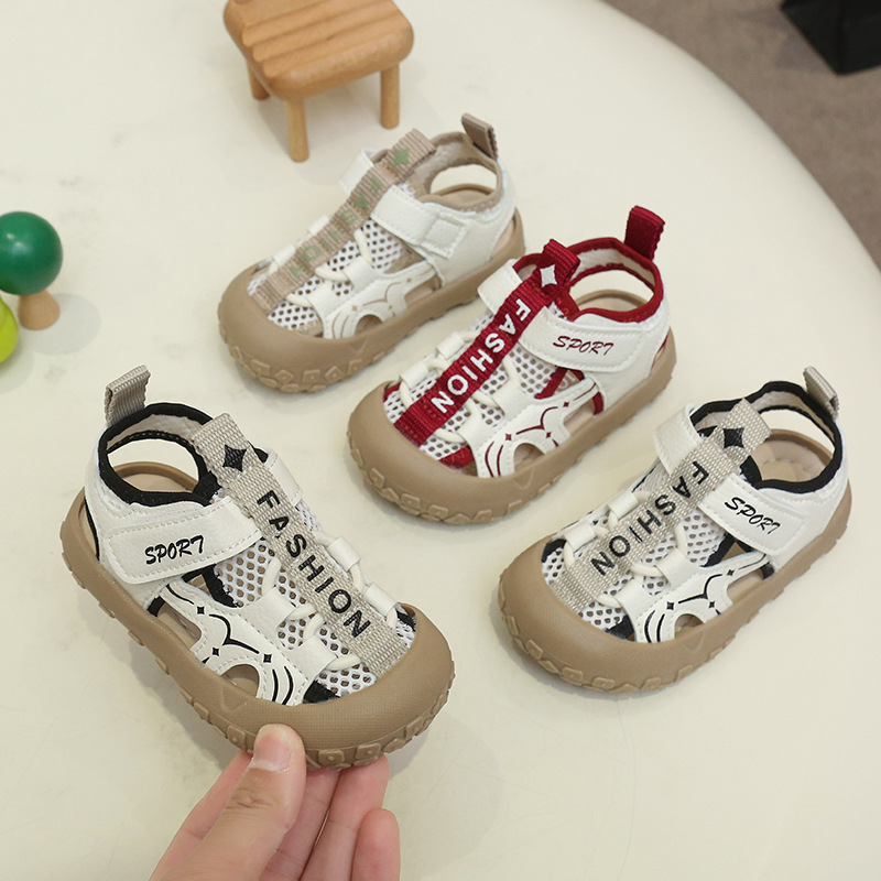 Sandalias deportivas de moda para niños estilo neumático, modelo nuevo de verano 2026, sandalias casuales de punta cerrada para niñas, sandalias para bebés que empiezan a caminar