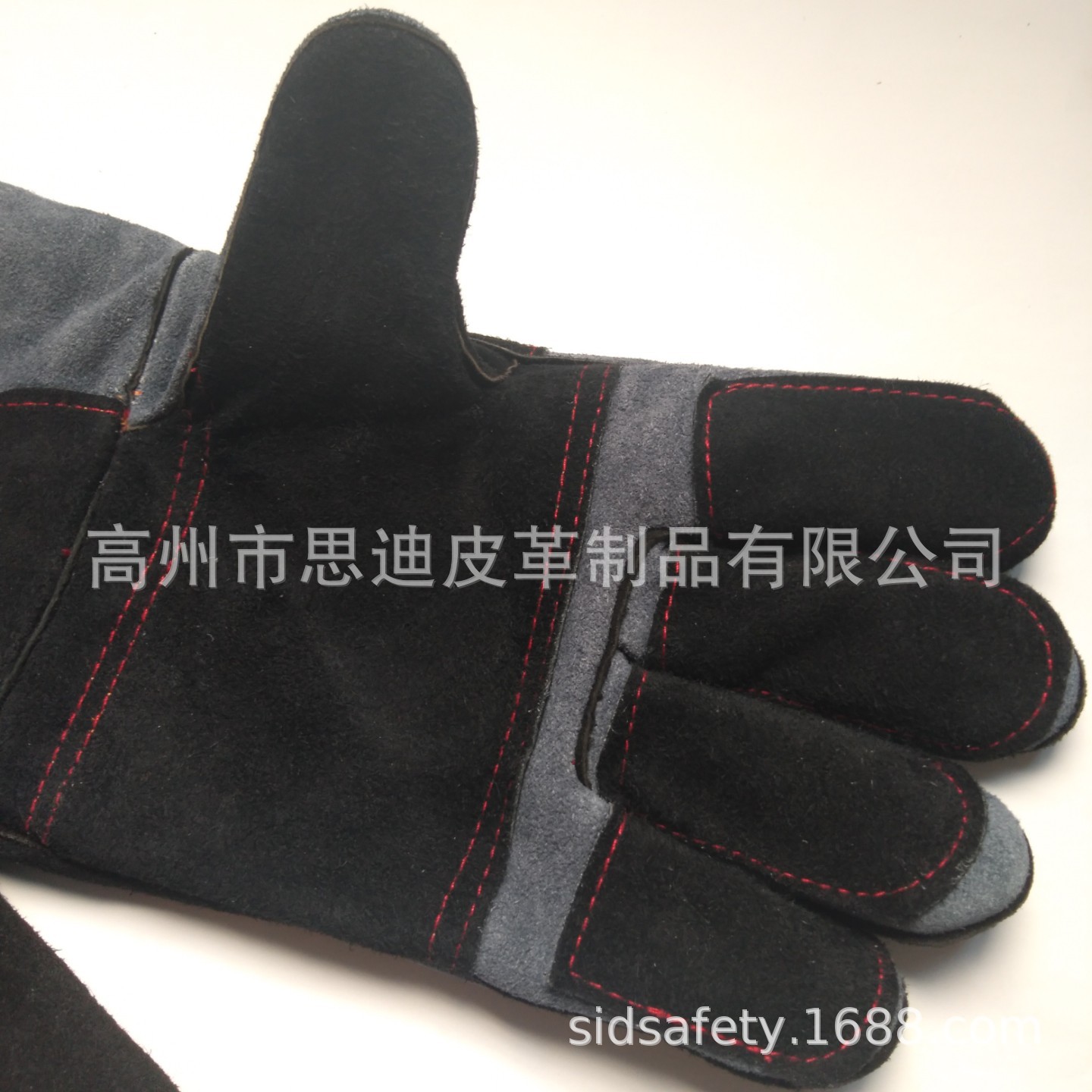 검정색과 회색 다섯 손가락 가토