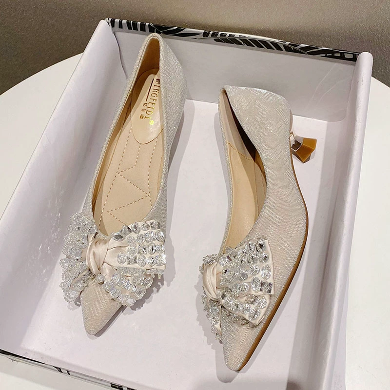 Новые туфли на среднем каблуке, женские весенне-осенние туфли на шпильке с острым носком и мелким ртом, с блестками, бантом и стразами, модная удобная женская обувь