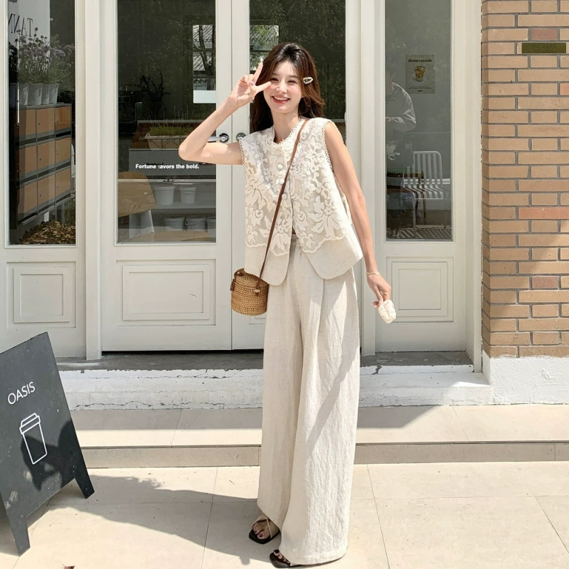 Женский костюм-двойка из жаккарда бежевого цвета в китайском стиле, лето 2025 года: топ без рукавов и широкие брюки.