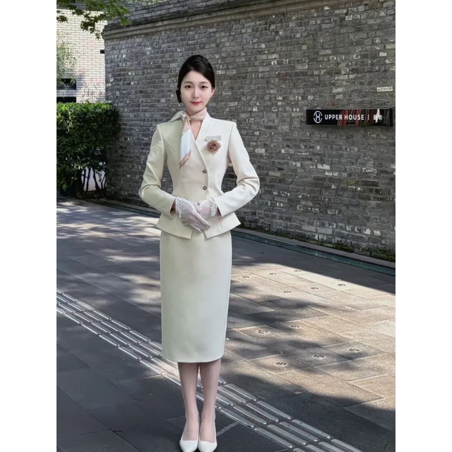 Professional attire for women in beauty salons, hotels, and front desks; elegant and slim-fitting workwear formal suit