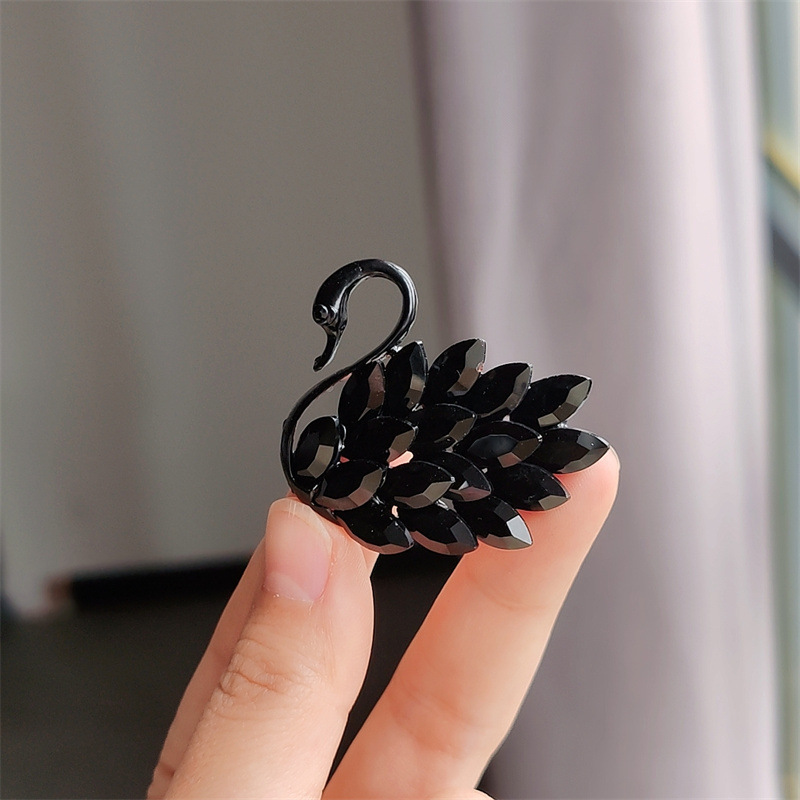 Europa y América transfronterizos lujosos cisne broche personalidad femenina broche de cristal estilo de moda flor de pecho universal abrigos cardigan broche image 5