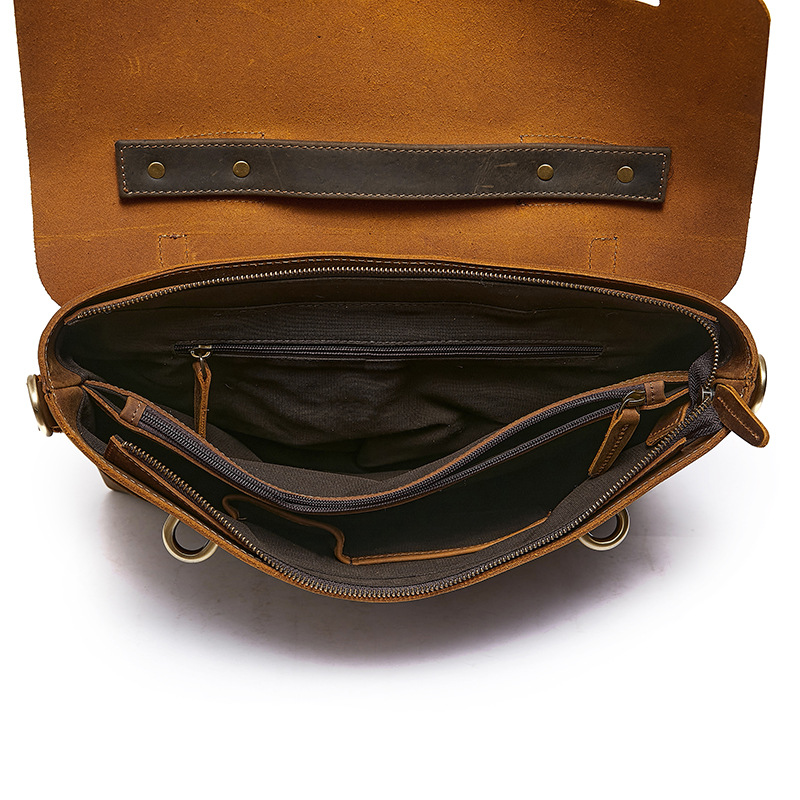 欧米のレトロな本革の男性はブリーフケースを持っています。