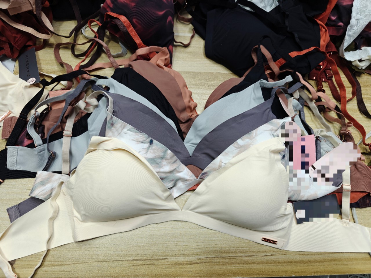 Spot chica caliente contraste de color, correa fina, hermosa espalda, copa triangular, sujetador sexy de verano para mujer, pecho pequeño, cabestrillo grande, sujetador delgado