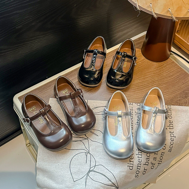 Девушки весенние новые нишевые ретро-Т-туфли 2025 корейские детские туфли на мягкой подошве липучки маленькие детские кожаные туфли