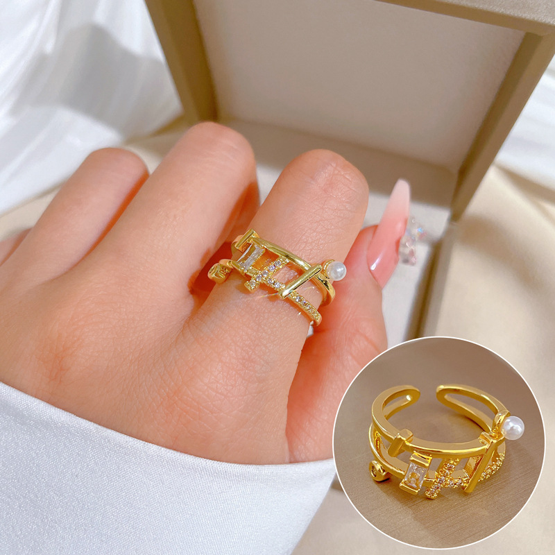 Bague de luxe légère et raffinée, ornée d'une perle géométrique ajourée, portée à l'index par des célébrités d'Internet._voghion.com