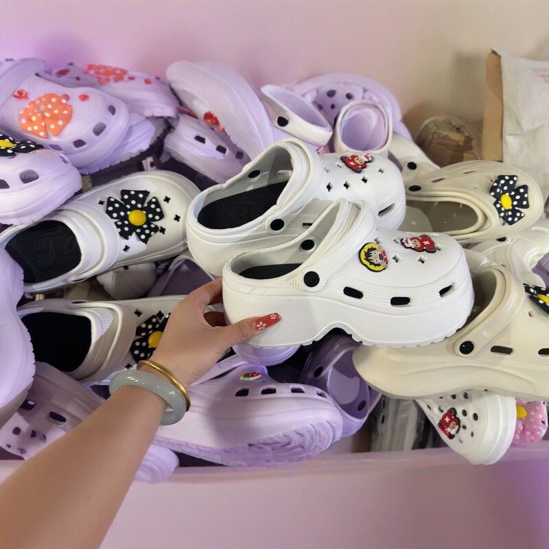Women's EVA clogs with thick soles, non-slip, cartoon floral decoration, summer sandals for women, available in multiple colors
