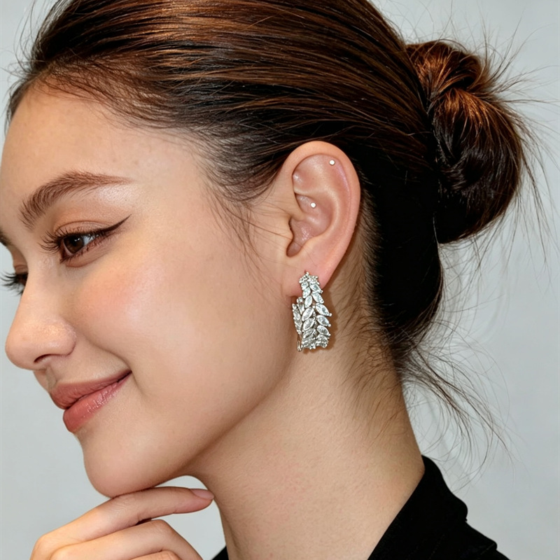 Niche Design Micro-Inlaid Zircon C-Shaped Hoop Earrings with a Sophisticated Style, Wheat Ear Design, High-End Feel, Ol Style, Unique Ear Accessories