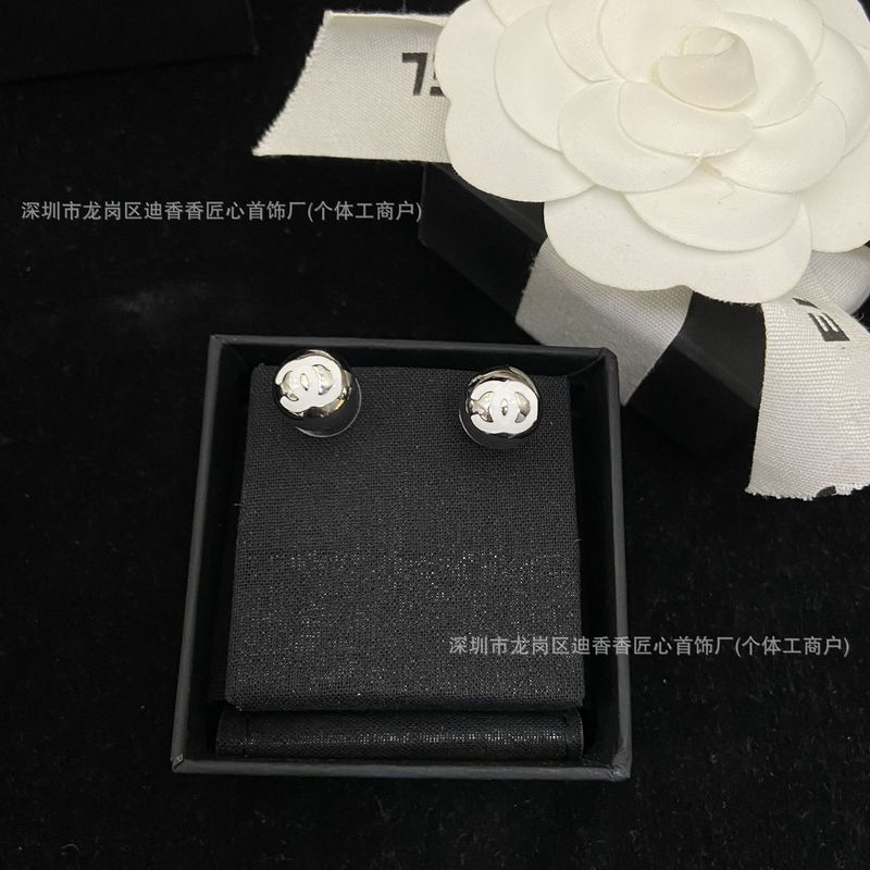 香家の新型の球体のエナメルの双Cの小さいサイズのピアスの女性の香りのおばあさんの中でファッション的な百合のイヤリングの銀の針の耳飾り|undefined