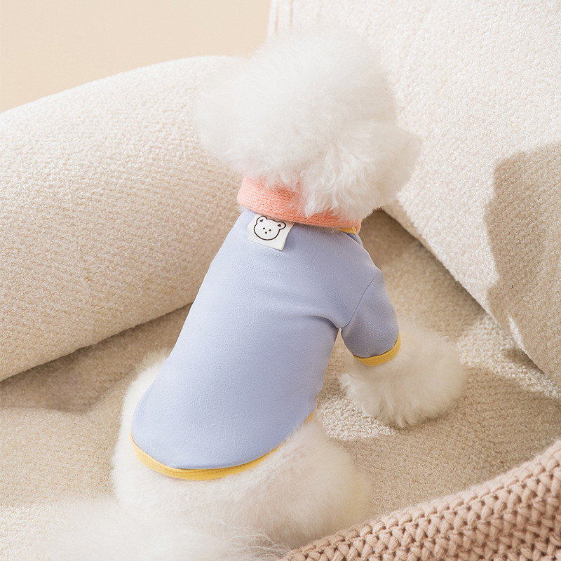 Otoño y invierno nuevo estilo de mascota macarón etiqueta camiseta de oso con ropa de perro y gato fuera