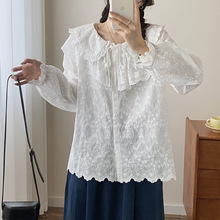 法式镂空娃娃领刺绣蕾丝钩花耳边小衫女单排扣米白色柔软洋气衬衣