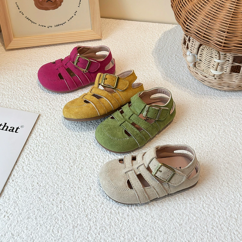 Девушки полые дышащие римские сандалии 2025 лето новый удобный ажурный сплошной цвет мягкая подошва ходки обувь ребенка