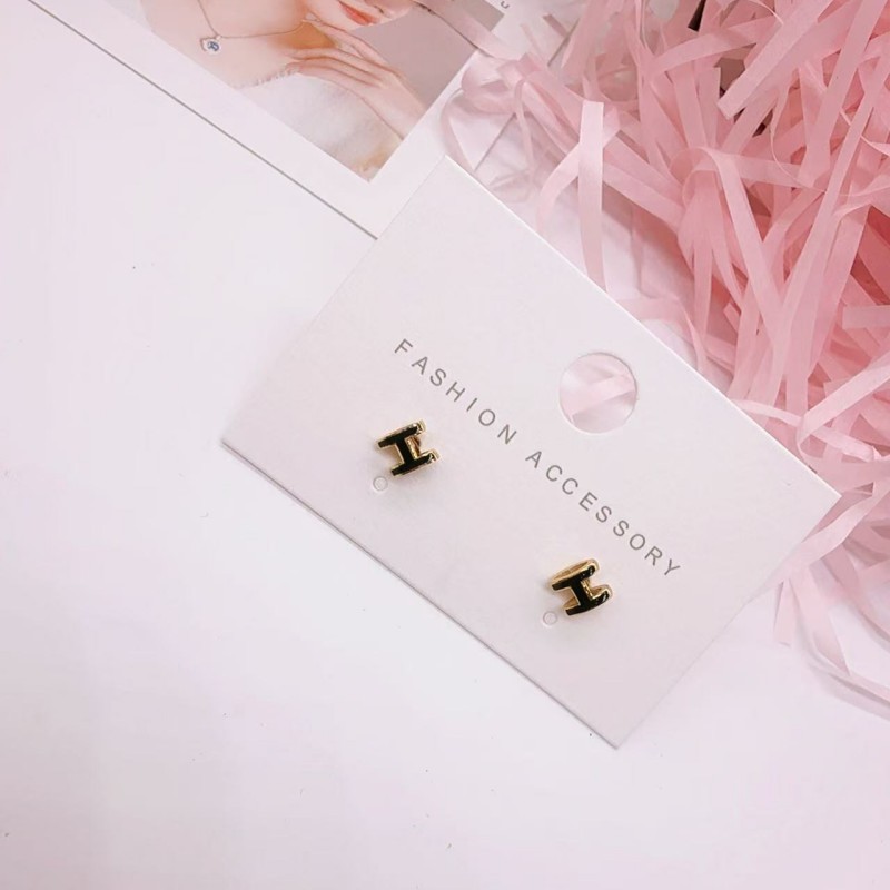 금색과 검정색 귀걸이