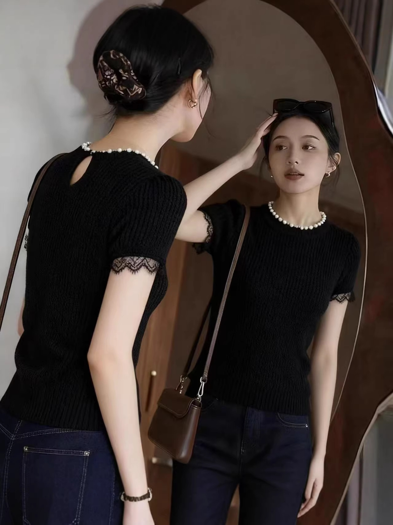 Áo thun nữ tay ngắn cổ ngọc trai ren viền, kiểu dáng thon gọn mùa hè — màu đen
