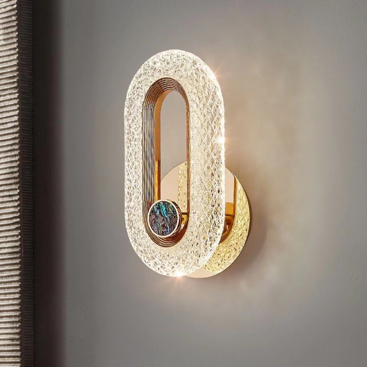 Luz de la habitación lujosa cabecera de la cama de la televisión luminaria creativa minimalista lámpara de cabecera de la sala de estar fondo pared de escalera roja