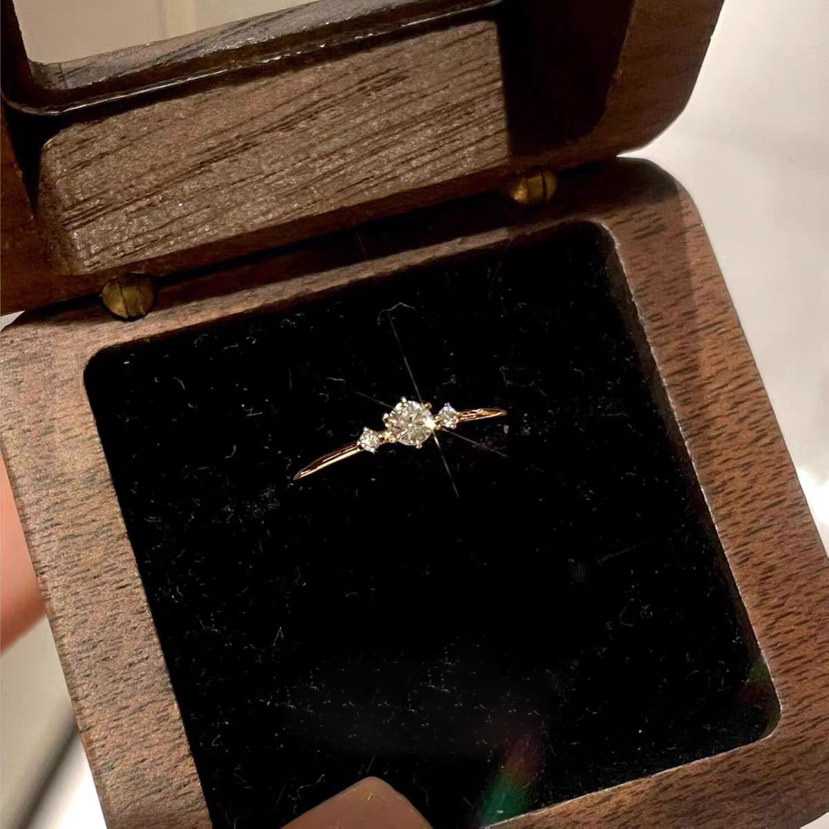 Minimalistischer, ultrafeiner, eleganter und schlichter Diamant-Stapelring für Damen, 2025_voghion.com
