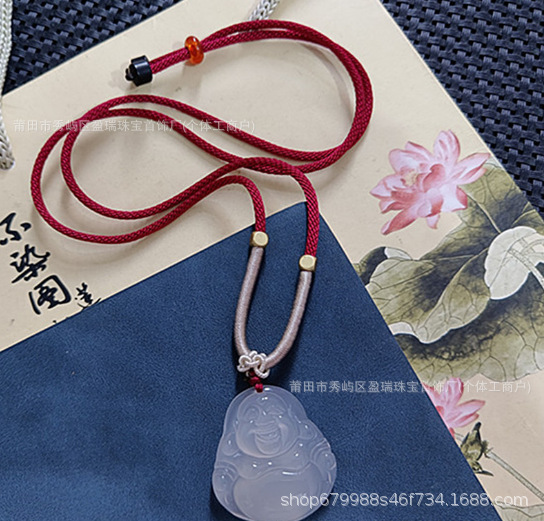 적갈색 밧줄이 달린 백옥수 부처님