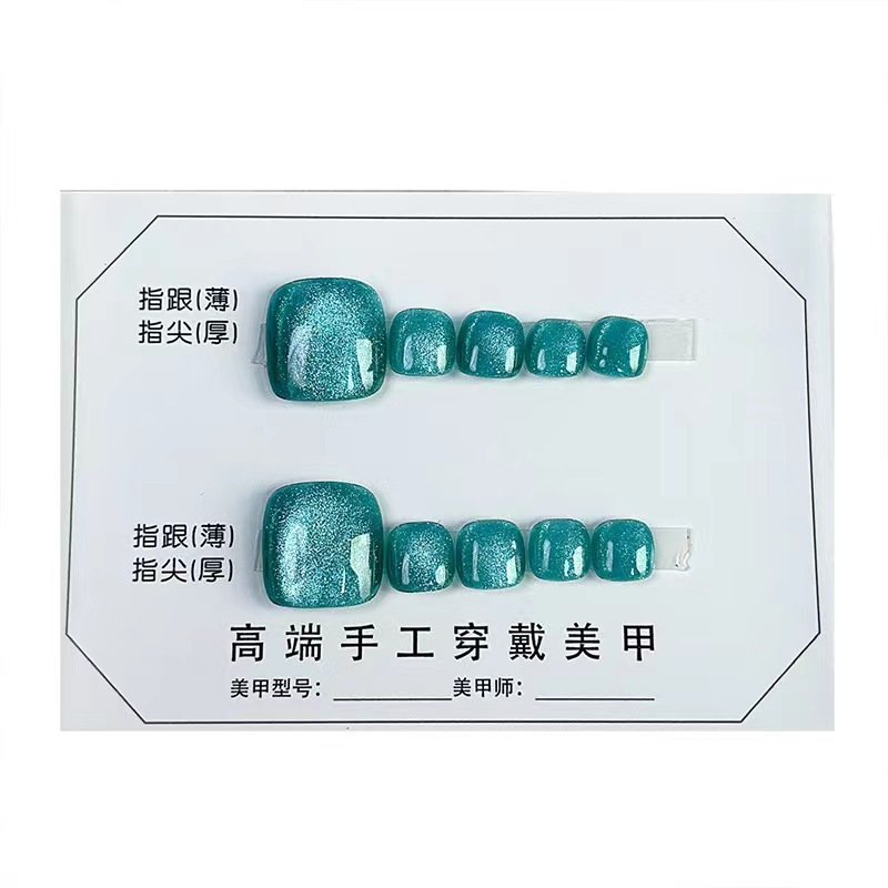 Las uñas vestidas a mano de Yiyi Wu muestran parches de ins blancos con temperamento de diamantes