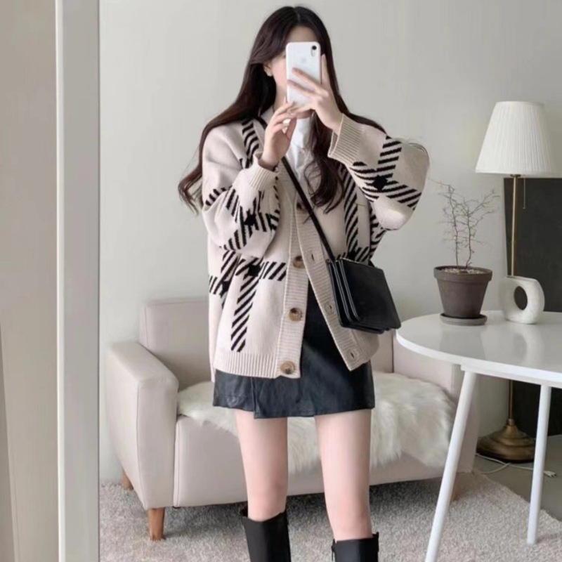 Otoño y invierno nuevo suéter a cuadros coreano abrigo de mujer temperamento casual color contrastante cuello v holgado viento perecido cardigan de punto
