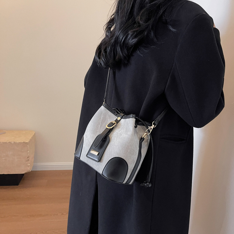 Otoño e Invierno simple bolsa de todo fósforo para las mujeres 2023 nueva moda contraste color cubo bolsa nicho de alto grado sentimiento Tong Qin hombro bolsa