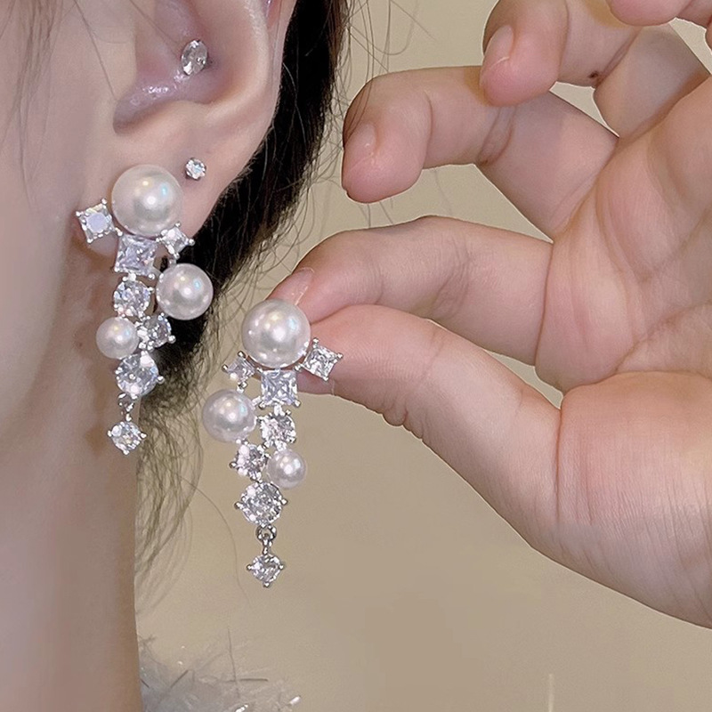 Diseño de nicho de alta gama borla larga sin orejas clip de oreja elegante estilo occidental de las mujeres cara-mirando pequeños nuevos pendientes de moda