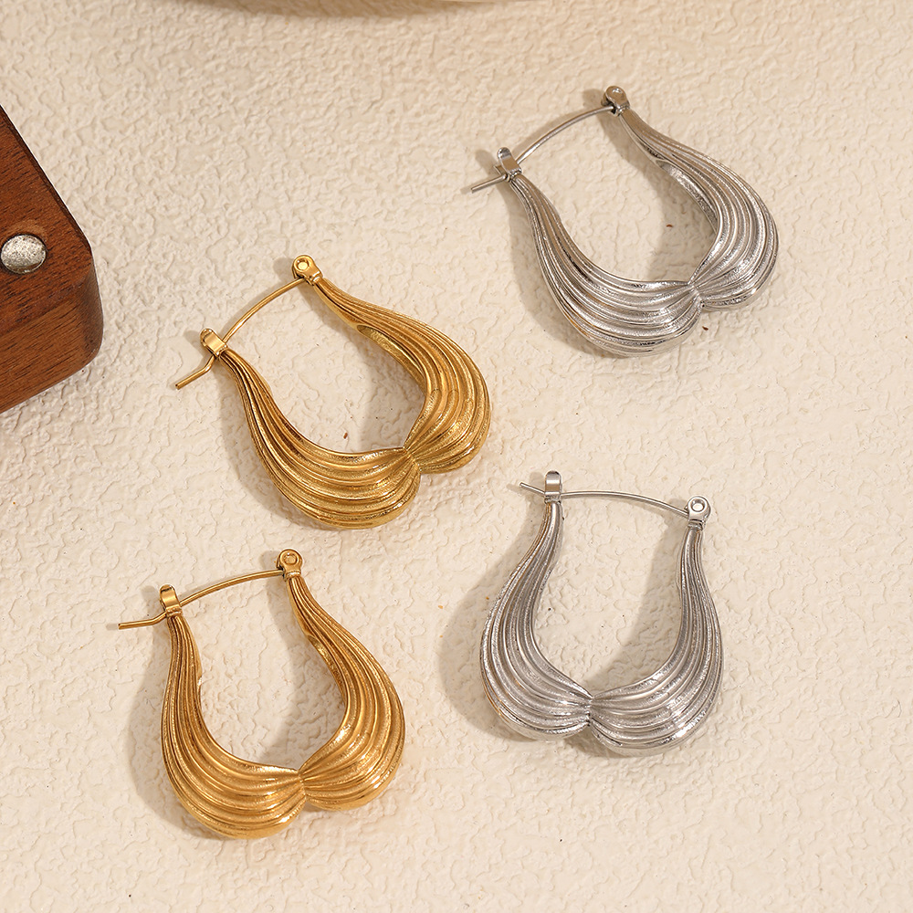 Europa y los Estados Unidos red viento amor pendientes de orejas de moda femenina alta sensación exagerada corazón de melocotón pendientes de acero inoxidable transfronterizos