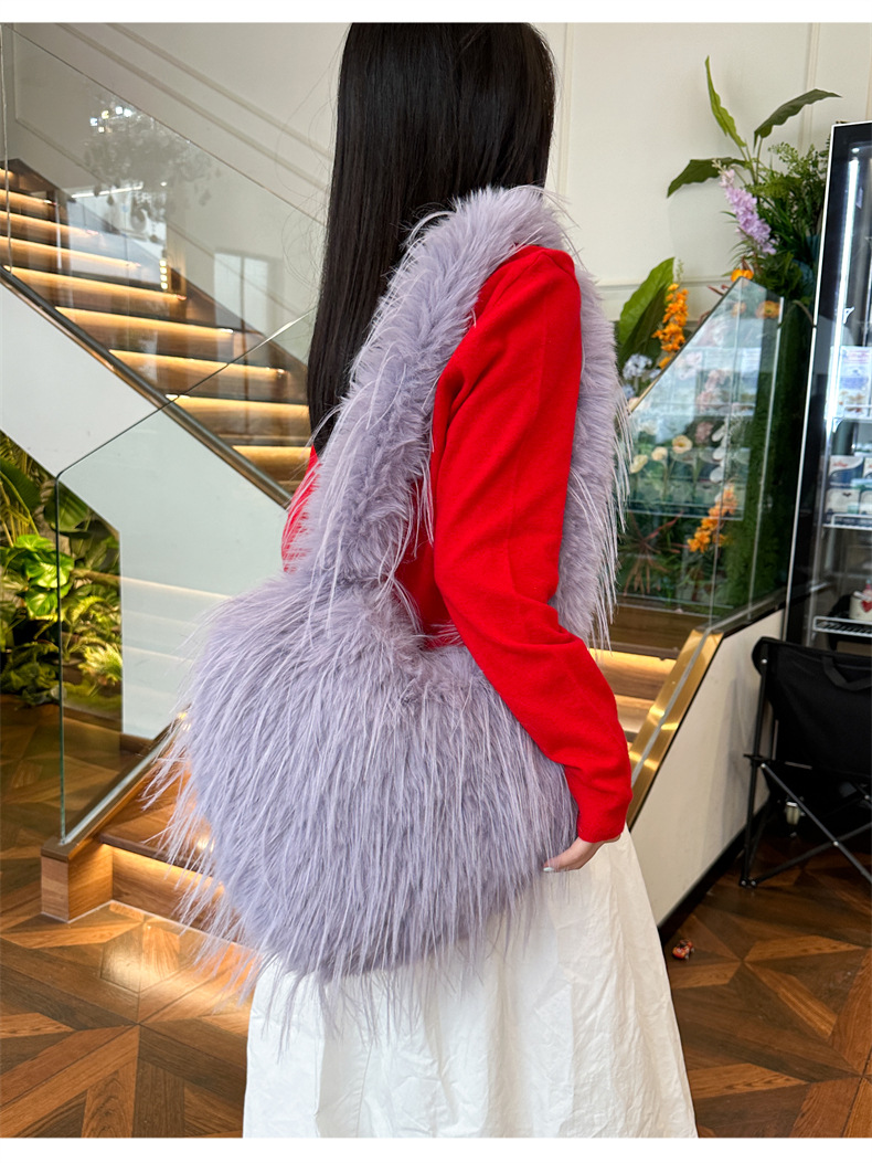 Women's 2024 autumn/winter new tassel heart-shaped fur plush spicy punk style large capacity shoulder bag_voghion.com