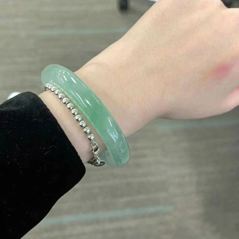 Vòng tay ngọc bích tự nhiên loại A – màu xanh băng – kiểu Quý Phi – đường kính trong 52–64 mm chi tiết 1