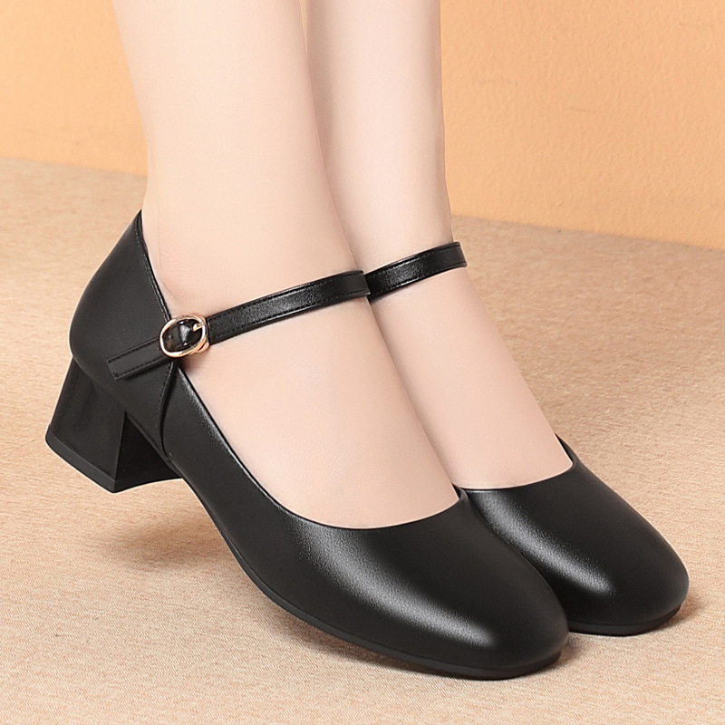 New Fashionable Solid Color Buckle Girls' Shoes Are Breathable and Comfortable, and They Look Whiter and More Elegant When Worn. the Soft Leather Feels Good on the Feet