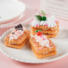 仿真食物奶油饼干钥匙扣挂件甜美风奶油夹心饼干小甜品包包挂饰