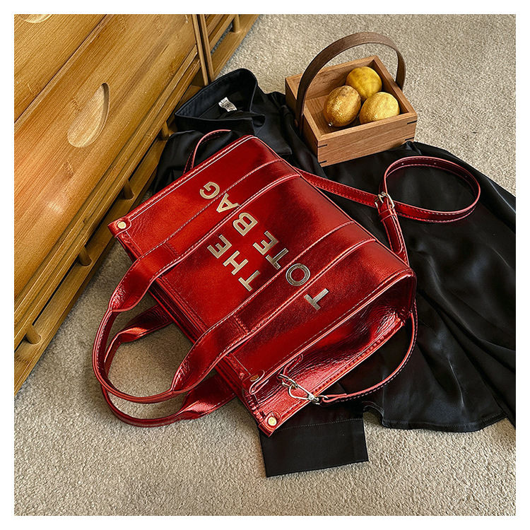 Perla brillante superficie portátil bolsa de mano para las mujeres 2023 nuevo sudeste asiático moda nicho textura hombro mensajero bolsa