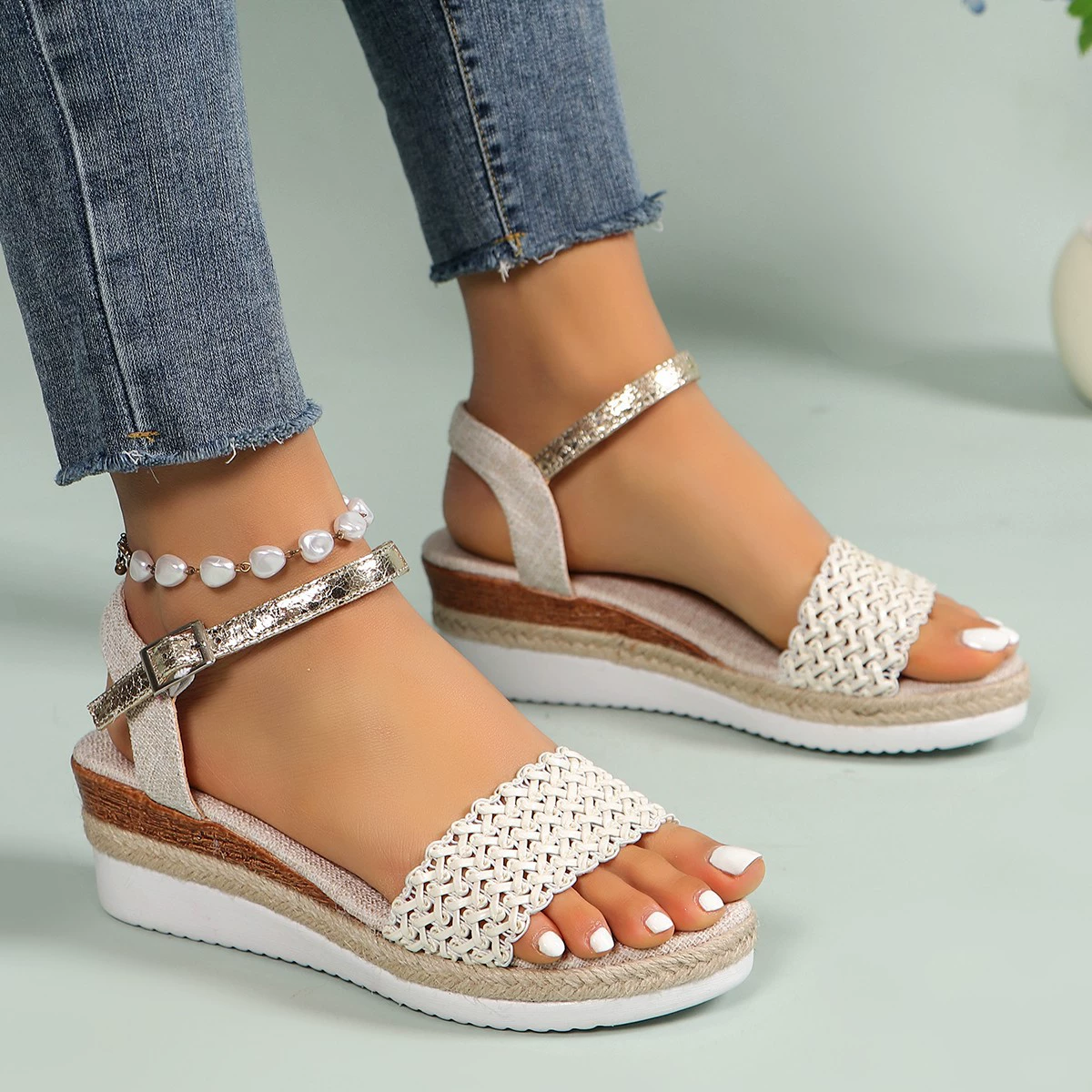 Женские сандалии больших размеров для внешней торговли 2024 года, новые летние Новые легкие сандалии на танкетке с пряжкой в европейском и американском стиле для женщин