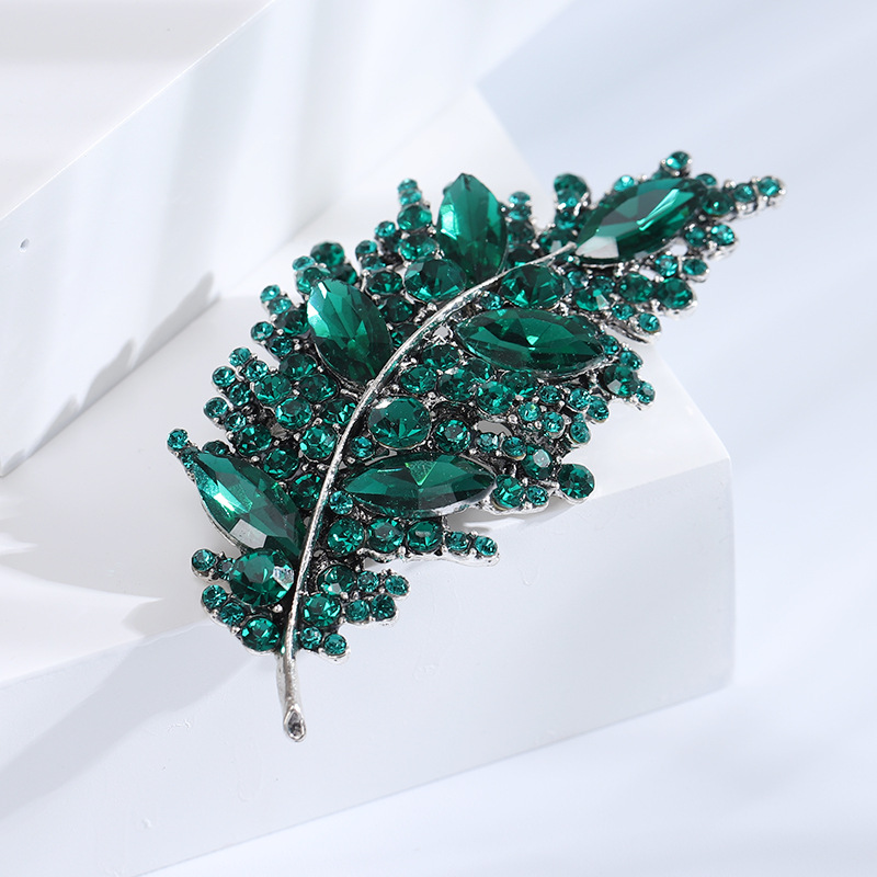 Daily Occasion Simple Style Shiny Pin Leaf Alloy Inlay Rhinestones Women'S Brooches