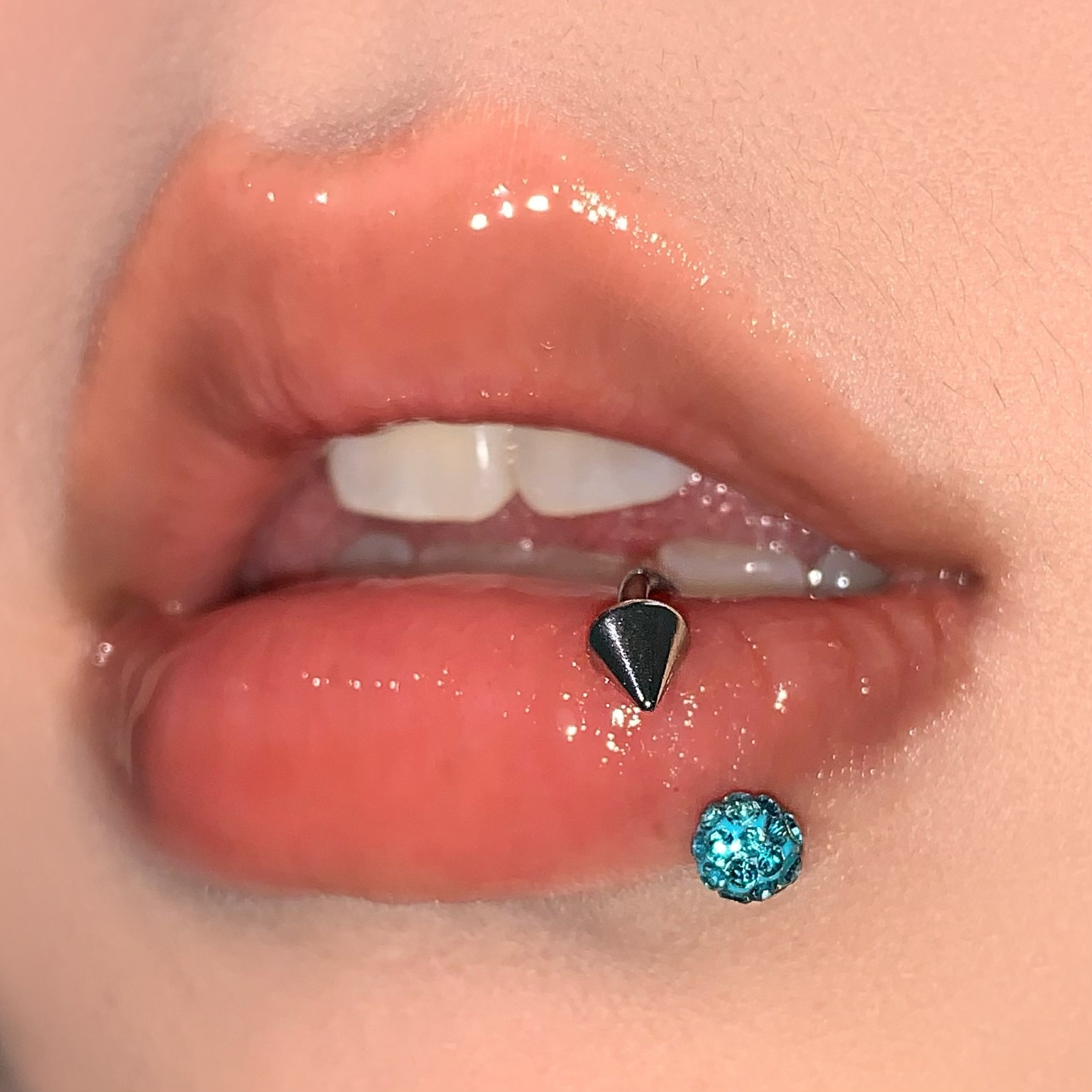 16G labret stud size and finish detail