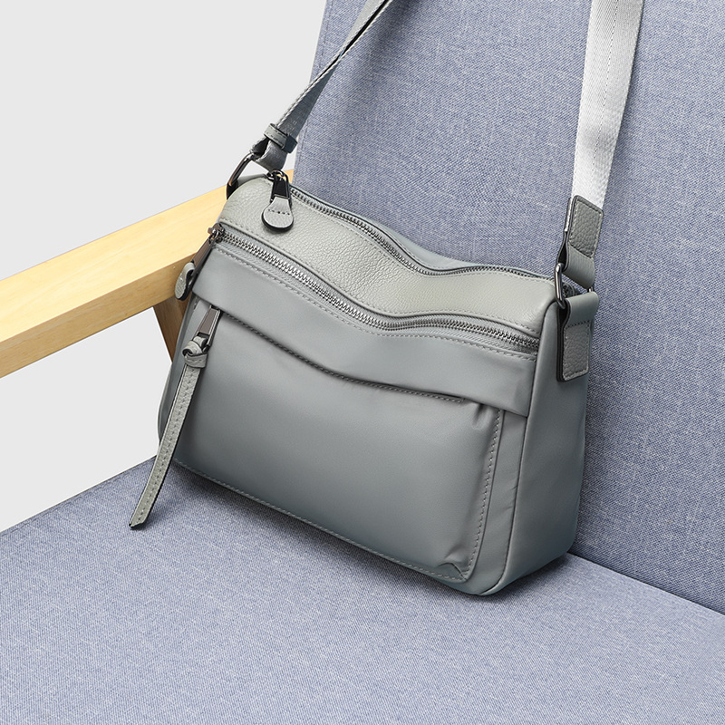 Large-capacity water-resistant Oxford cloth shoulder bag, 2026 new casual canvas crossbody bag, versatile commuter mom bag