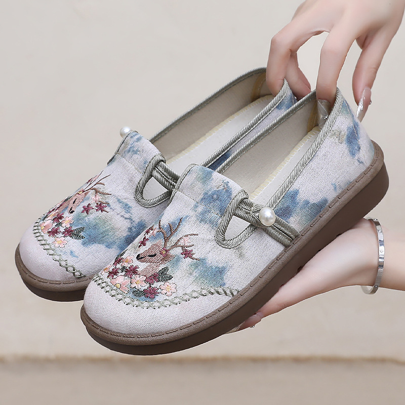 Zapatos de mujer nuevo estilo salvaje verano estilo étnico zapatos bordados viejos zapatos de tela de Beijing zapatos Hanfu de mujer zapatos casuales de madre