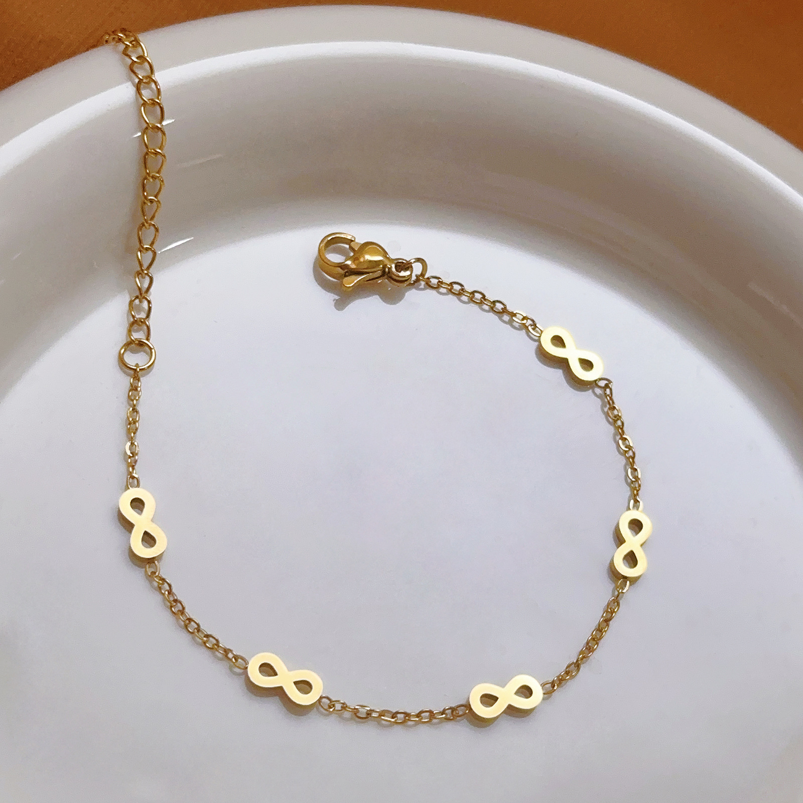 Personalidad de moda europea y americana simple cadena de acero inoxidable chapado en oro número 8 accesorios de mano pulsera de mujer fábrica al por mayor