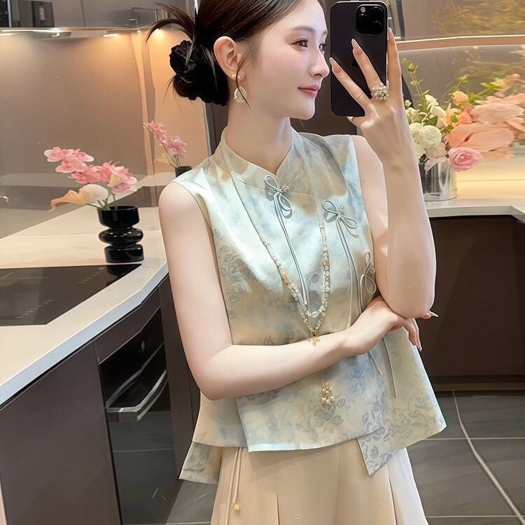 Retro New Chinese-Style Blouse with Traditional Buttons, Floral Pattern, and Fluttering Sleeves, Slim Fit, Elegant Shirt for Fashionable Women