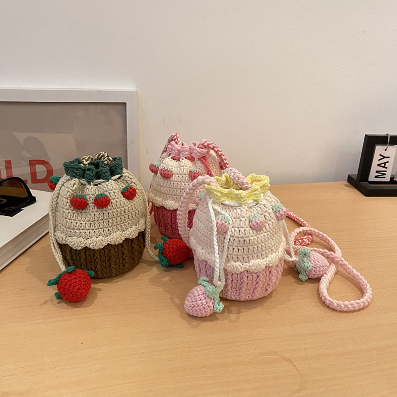 小红书抖音同款可爱草莓蛋糕束口包包时尚创意小巧手工编织水桶包