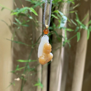Jin Yutang Hetian Jade and the end material suet jade Buddha is as delicate as fat and sugar color is beautiful and the workmanship is fine and exquisite.