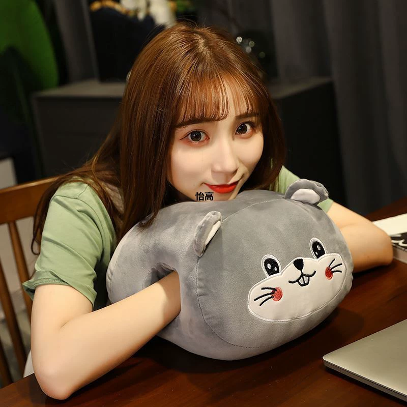 Теплая ручная пушистая пушистая подушка может вмешаться в рукавные рукава зимой