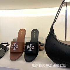 TB2025夏の新型一枚式の外はスリッパを履いています。