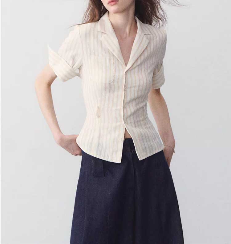 Áo thun nữ cổ vest sọc ngắn tay phối thắt lưng phong cách 'Mùa hè Kikujiro' — Vàng nhạt chi tiết 2