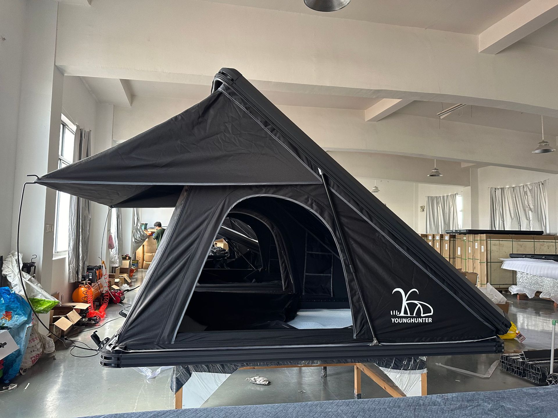 Fabricante mayorista de aleación de aluminio triangular sombrilla techo camping RV al aire libre viaje a prueba de lluvia acampamiento espeso